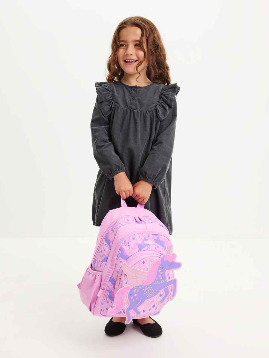 mochila de personaje juvenil aventurero
