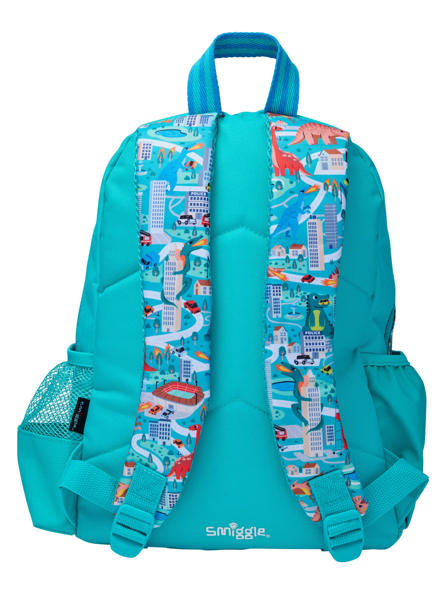 mochila de personaje juvenil aventurero