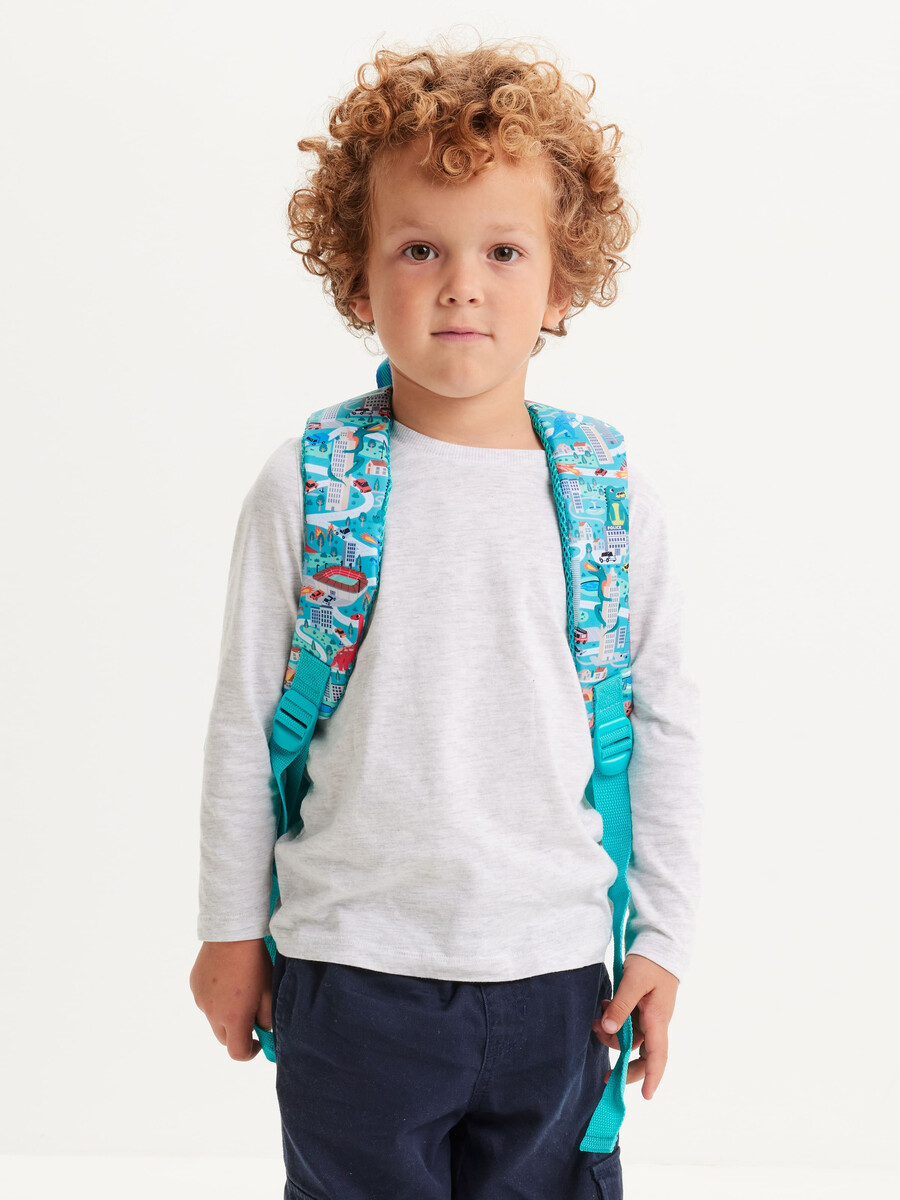 mochila de personaje juvenil aventurero