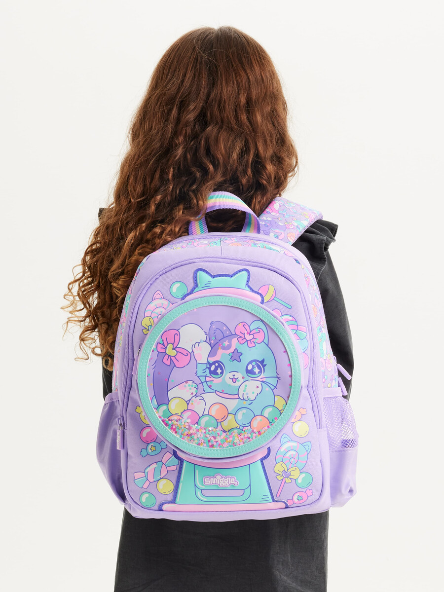 mochila de personaje juvenil aventurero