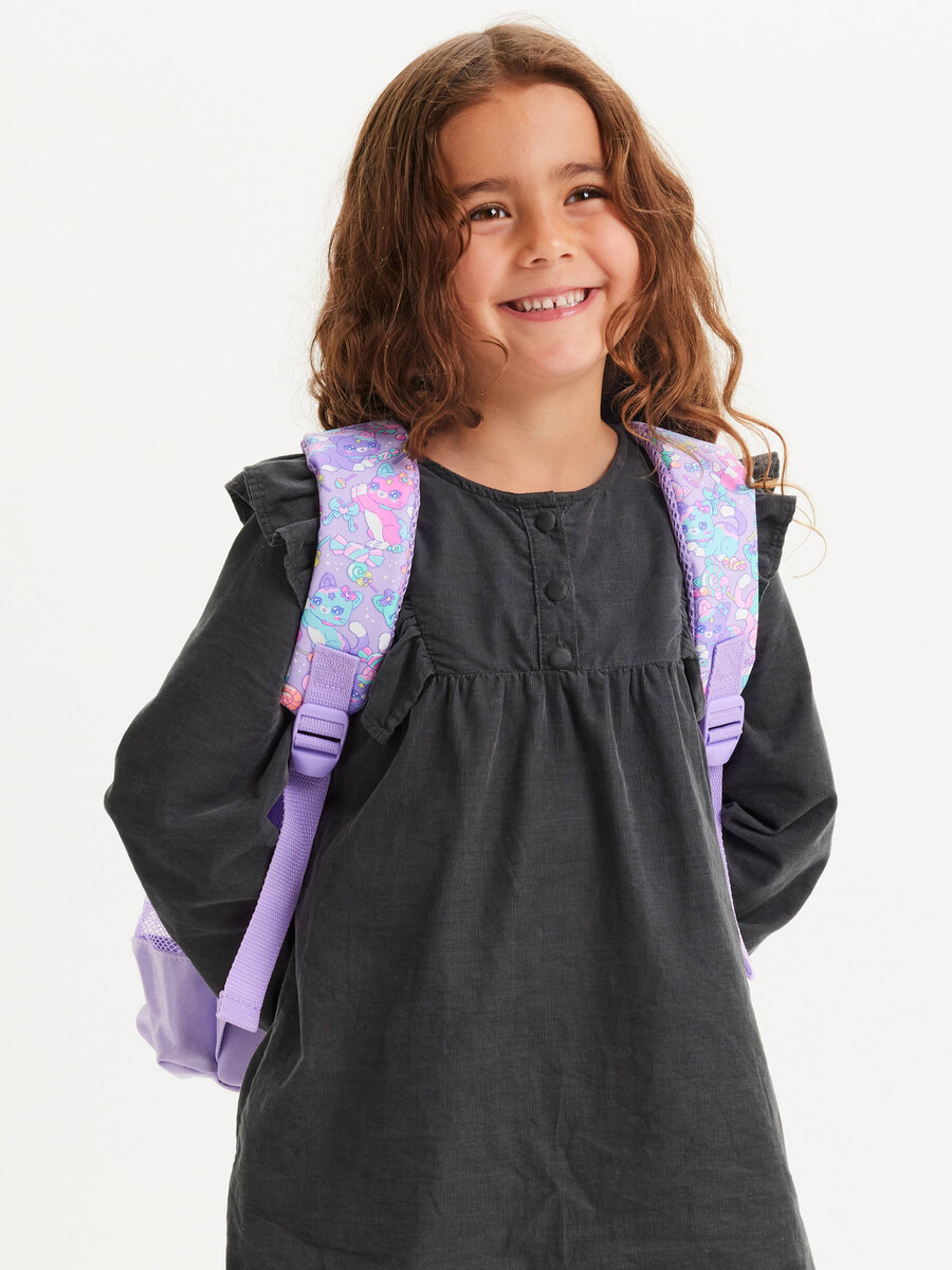 mochila de personaje juvenil aventurero