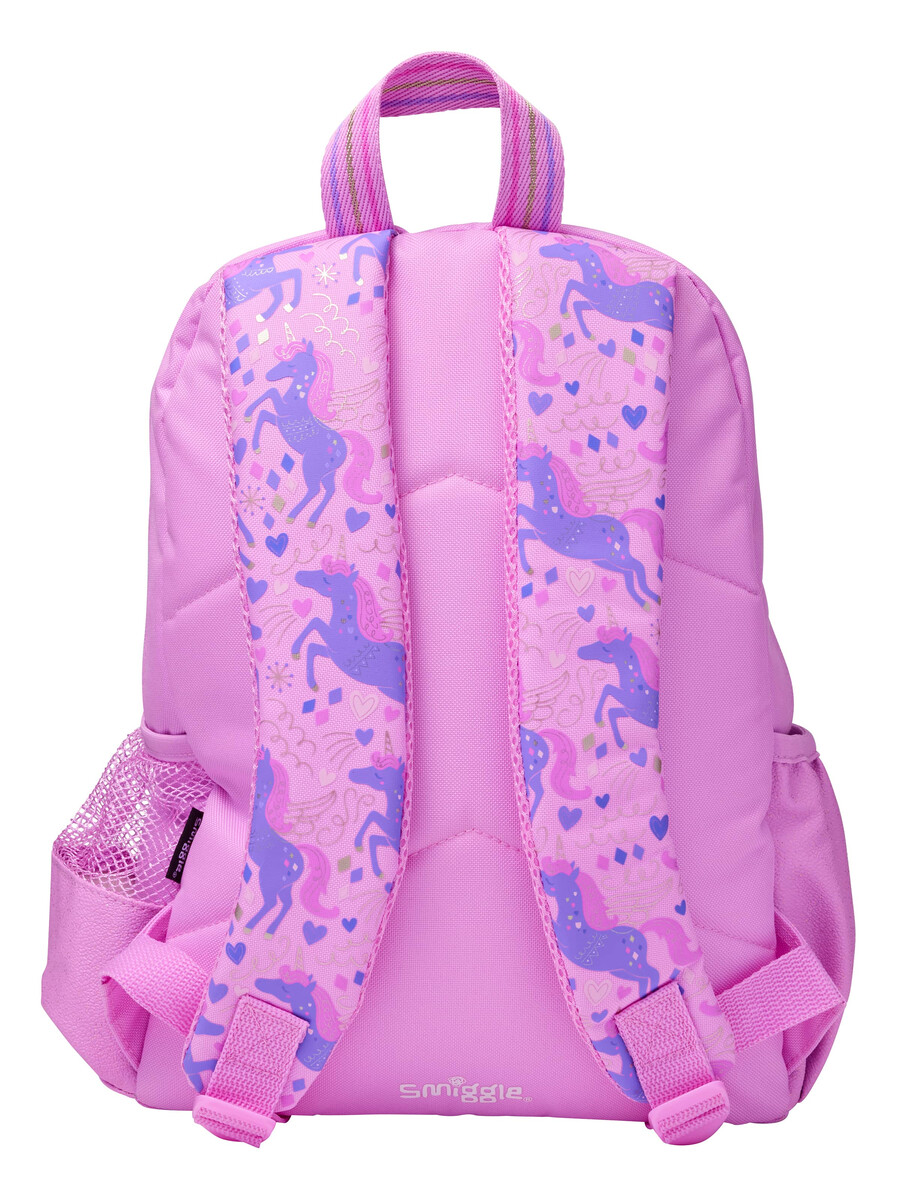 mochila de personaje juvenil aventurero