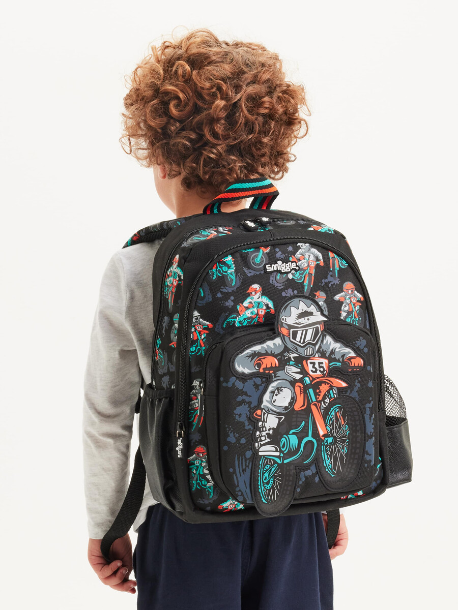 mochila de personaje juvenil aventurero