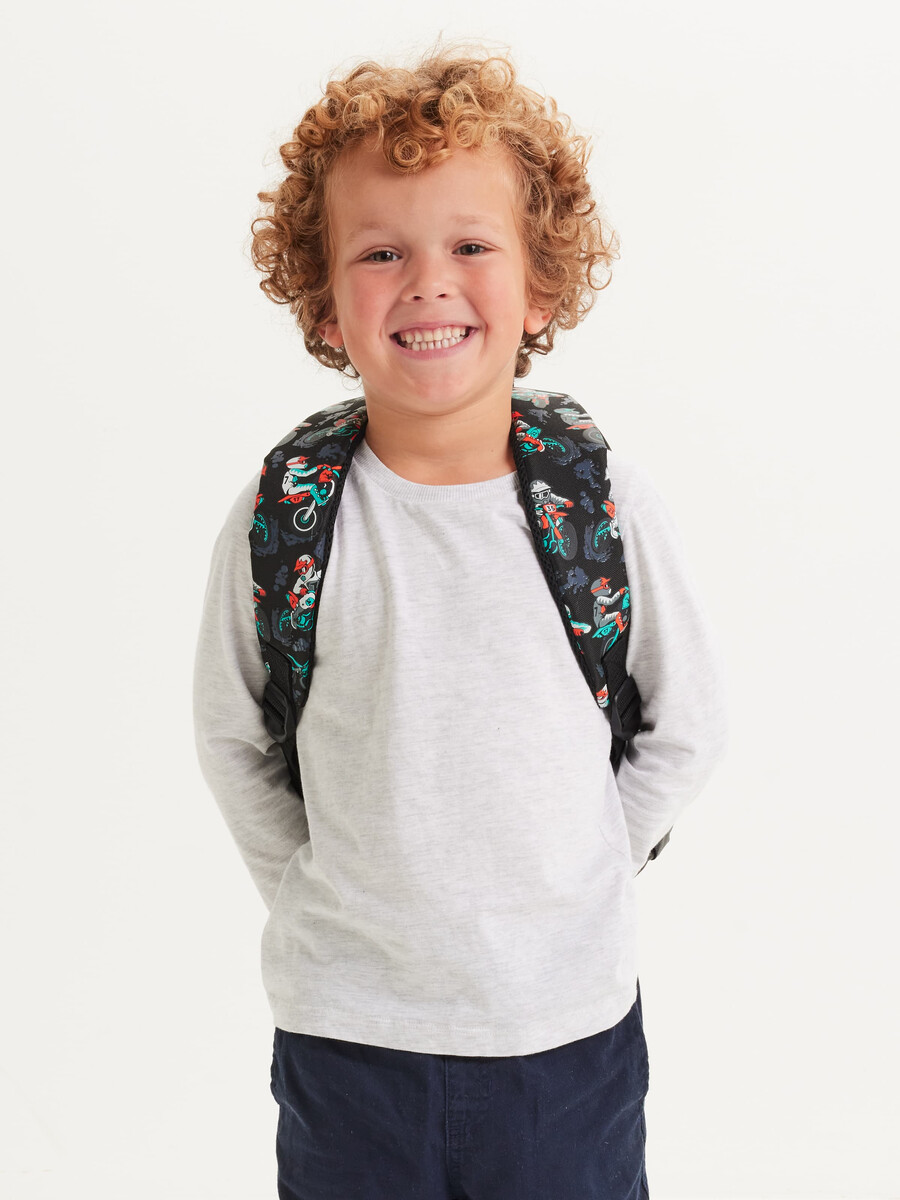 mochila de personaje juvenil aventurero