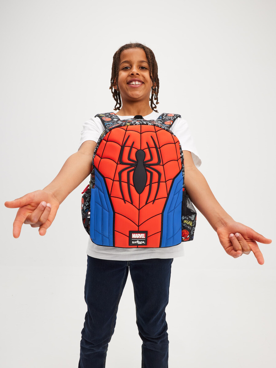 mochila con capucha del personaje spider-man junior
