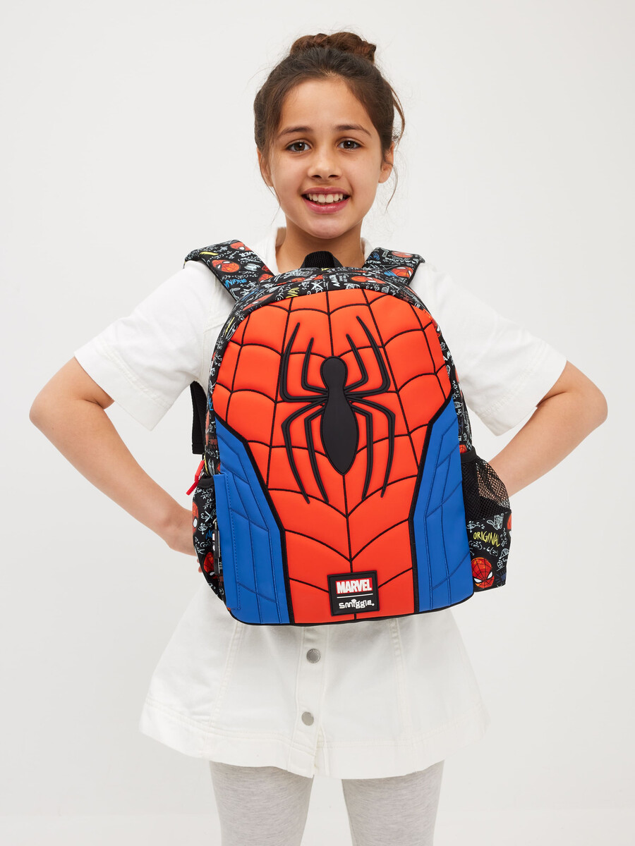 mochila con capucha del personaje spider-man junior