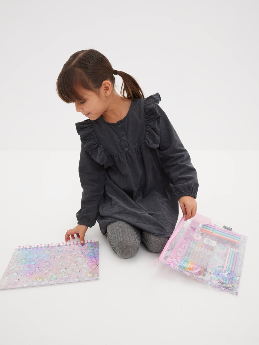 pack de regalo de artículos de papelería happy tales a4 essentials