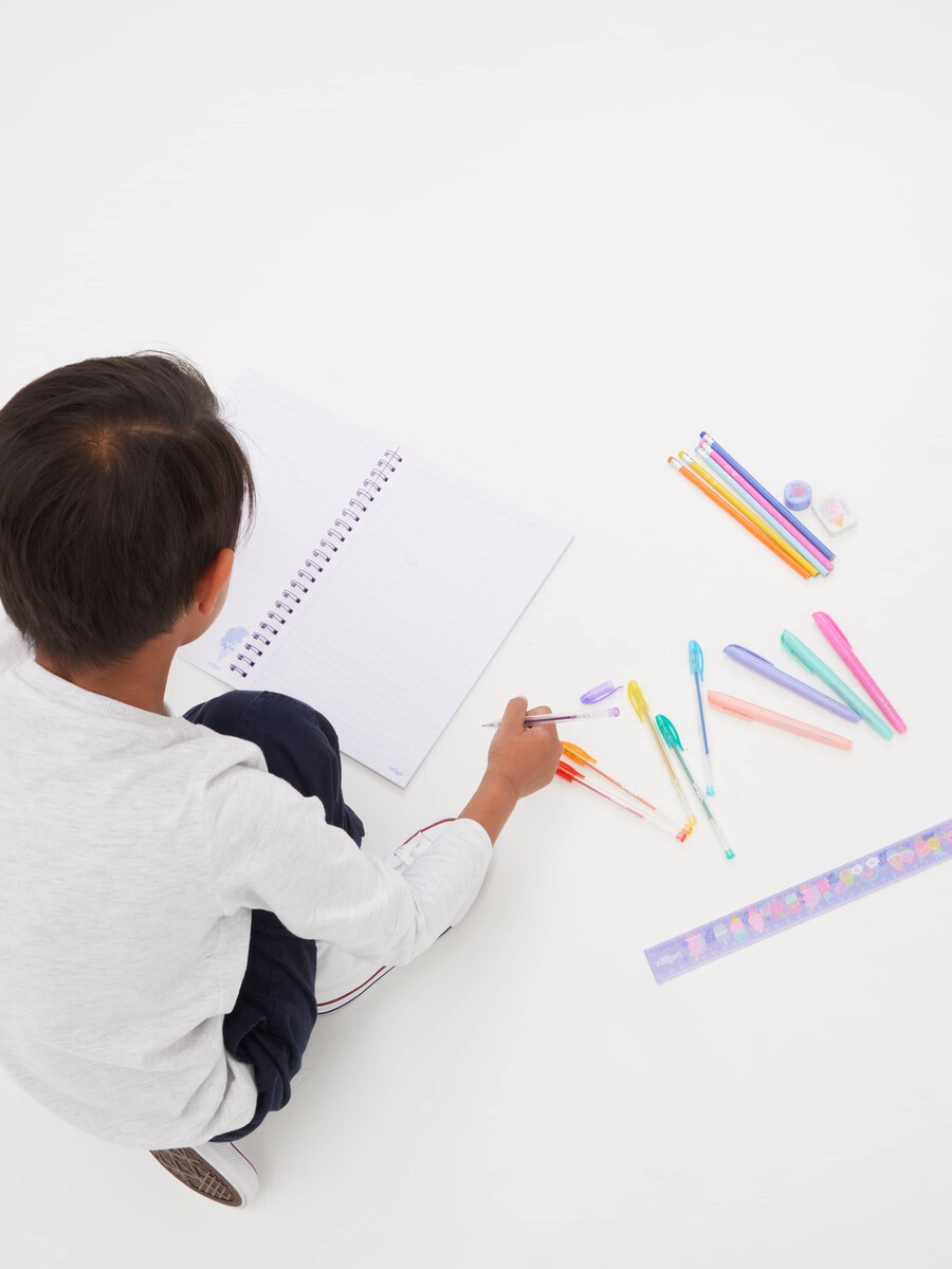 pack de regalo de artículos de papelería happy tales a4 essentials